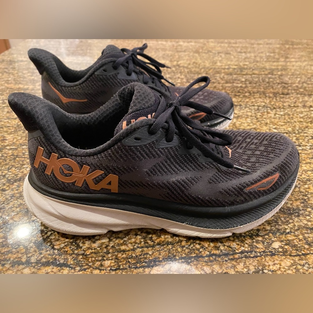 Hoka Clifton 9 women’s Black and Brown Running Shoe size 7